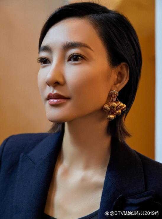 今年冬天流行什么,看王丽坤的私服搭配,给你外套穿搭灵感