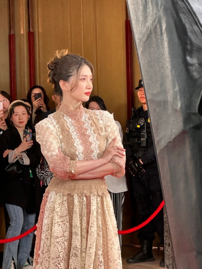 江疏影钩花蕾丝长裙##江疏影活动状态#@江疏影今日出席活动造泻好