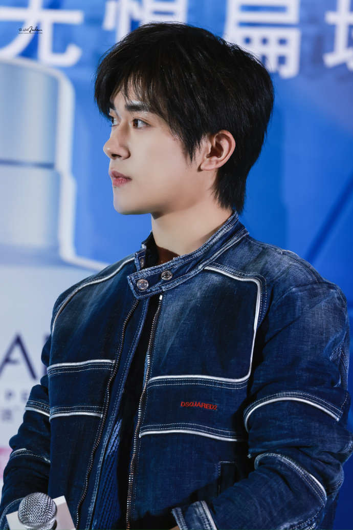 这么又厚又硬的牛仔服被穿这么好看,易烊千玺真是衣架子,这五官太好看