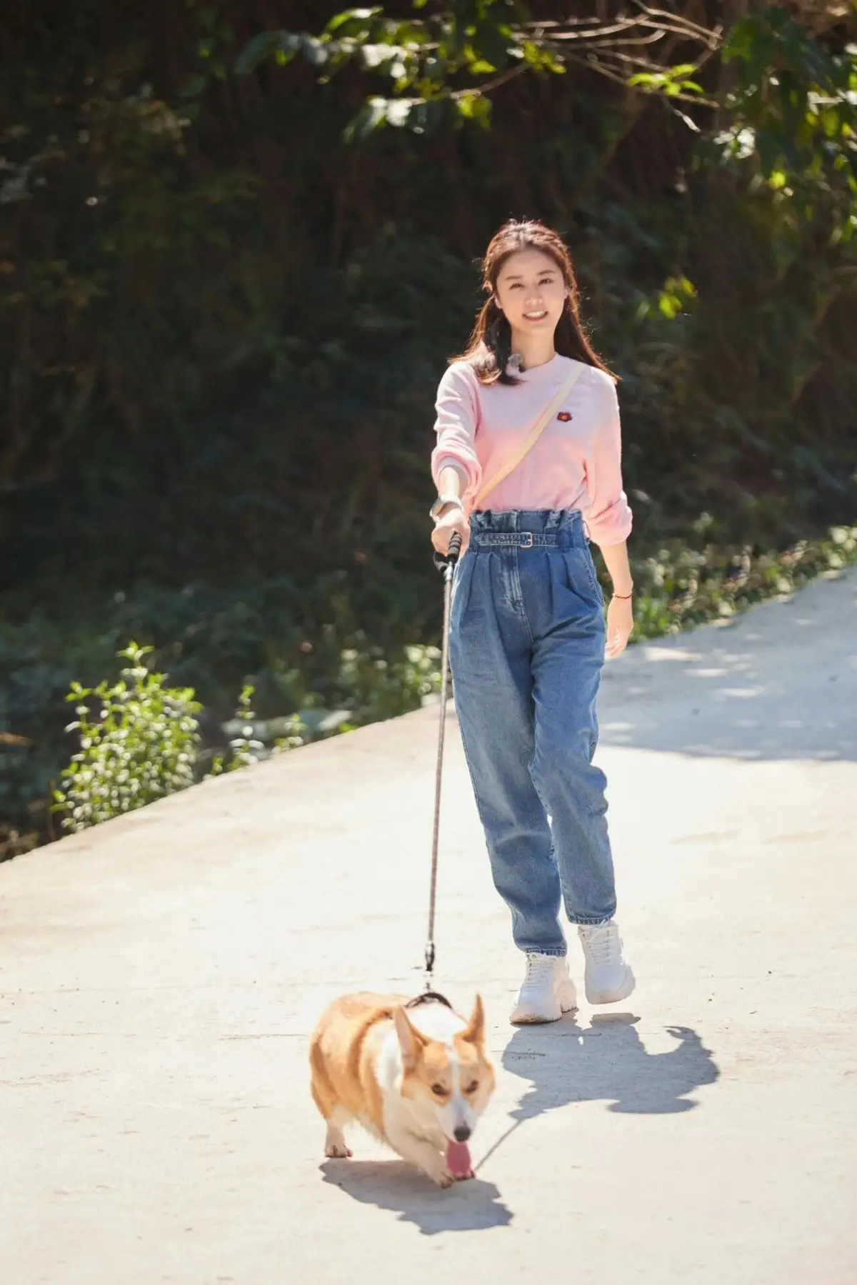 林心如带火了一种气质穿搭:针织开衫 小白裙,48岁美出新高度_卫衣