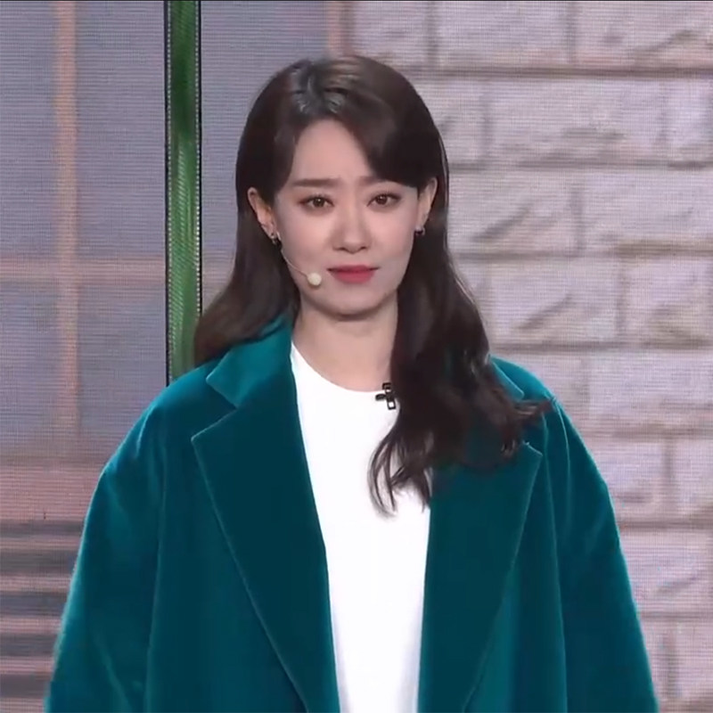 淘宝￥1398折后价￥298张小斐春晚同款大衣2022年孔雀蓝春节蓝色丝绒