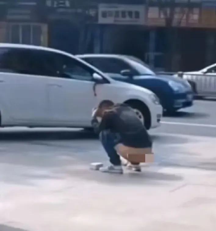 看样子是憋坏了,大街上人来人往,这家伙直接脱裤子拉起来了.