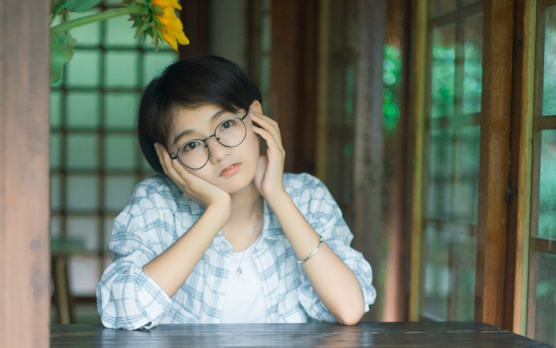 短发格子衬衫少女文艺写真图片桌面壁纸