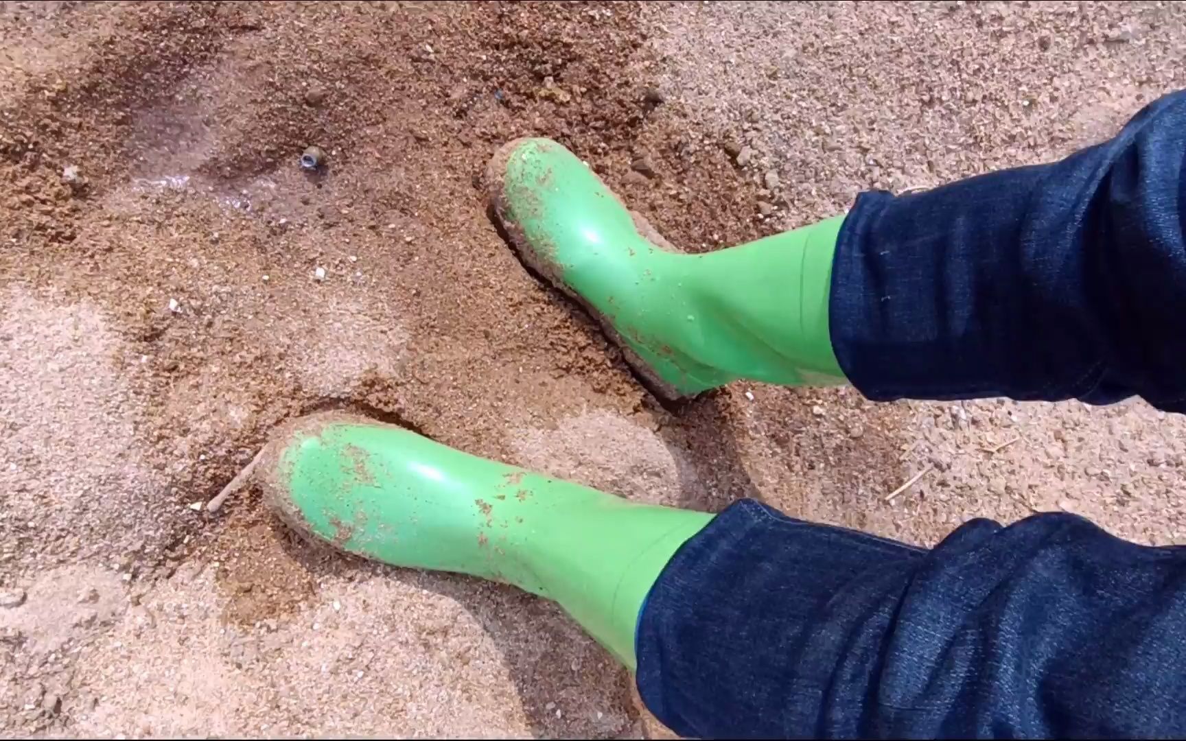 romika 雨靴踩泥-1