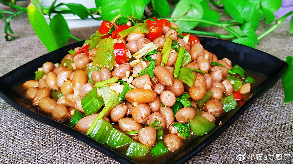 其实"凉拌花生"有两种做法,有油炸干拌的,还有就水煮湿拌的,我们常见