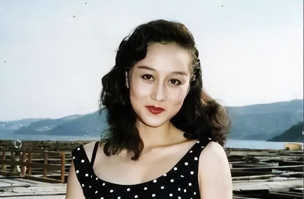 李连杰晒妻子近照,61岁利智衰老似奶奶,62岁黄秋燕依然风韵十足_时间