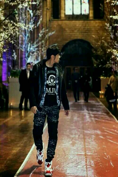 求一张周杰伦背背包的背影图片,在户外的,街边.谢谢了.