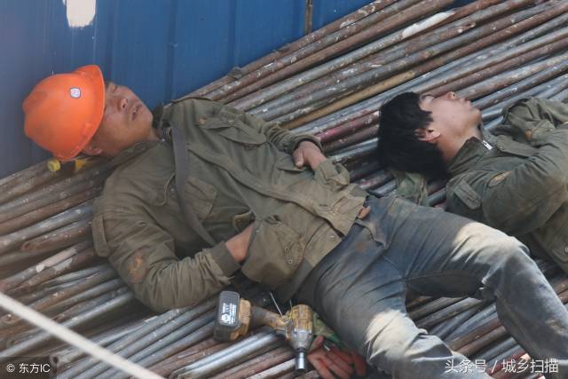 生活从来不轻松,12张农村父母辛苦劳作图,哪一张让你看后泪目?