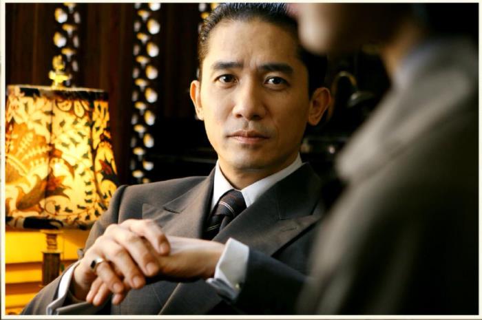 在这部电影里,梁朝伟本人也很敬业,全程无用替身.