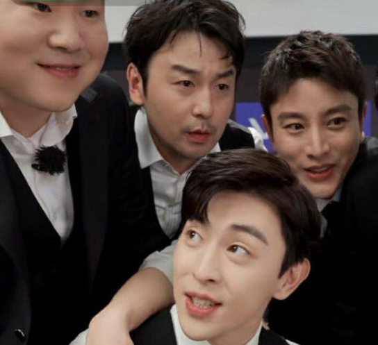 雷佳音晒和邓伦牵手照兄弟感情更需用心维护海内存知己