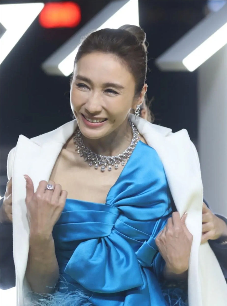 51岁黎姿近照显老态,和郑秀文同框被吊打,网友直呼怀念小结巴 - 哔哩