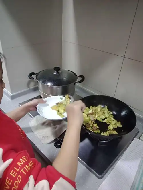 实验小学二年级二班韩涛鹂《我为爸妈炒菜》