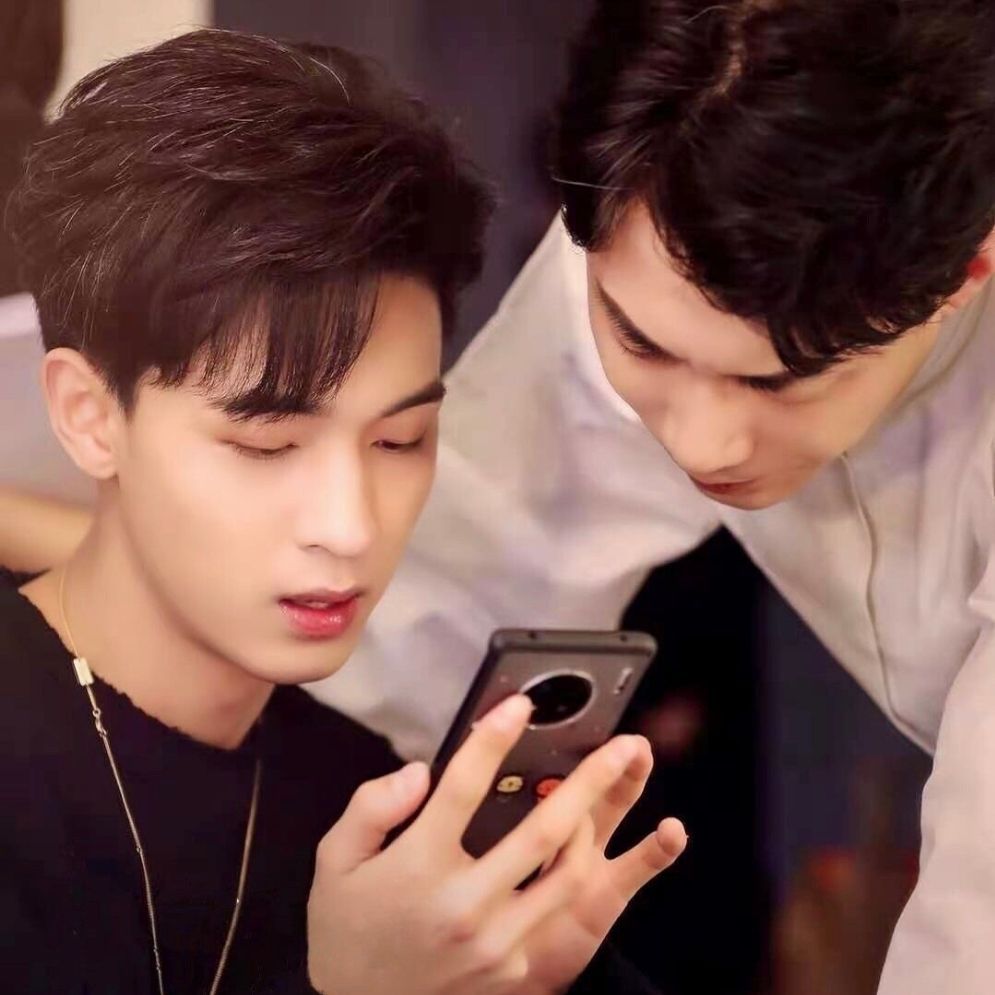 秦霄贤. 何九华.