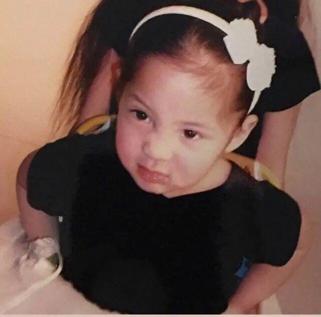 童年时期的欧阳娜娜,五官精致古灵精怪,和姐姐傻傻分不清楚