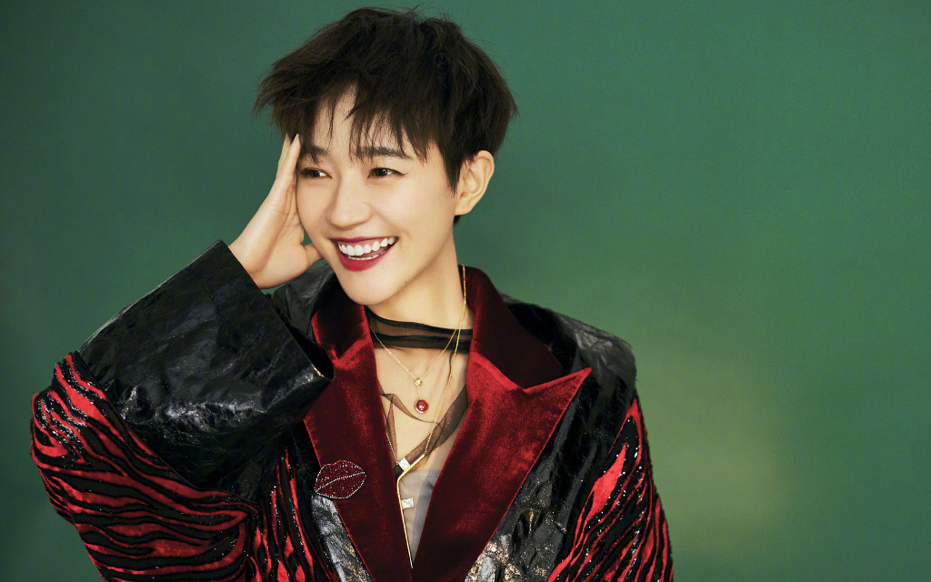 焦俊艳烈焰红唇时尚写真图片桌面壁纸