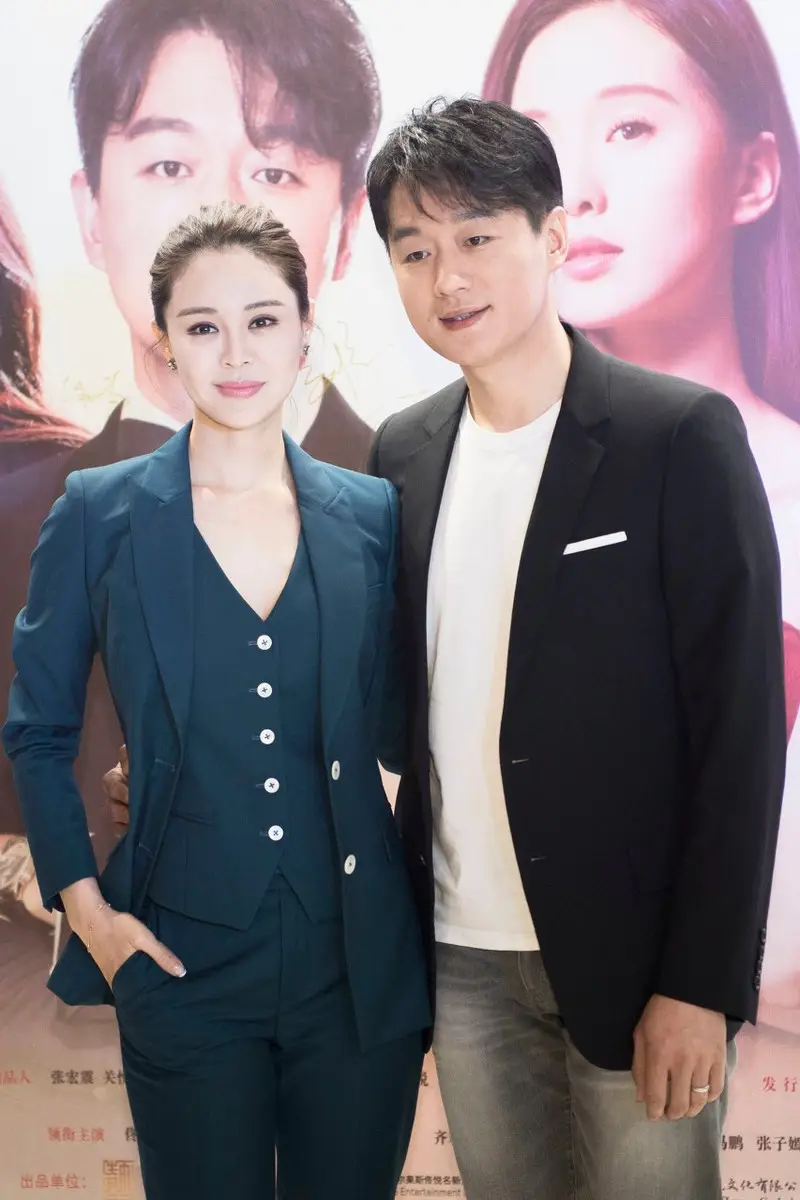 关悦与老公佟大为同框带火了一种新穿法外面正式里面微性感