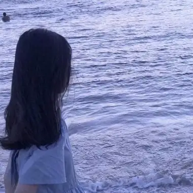 海边女生头像侧面唯美高清大海背景头像女生侧脸或背影
