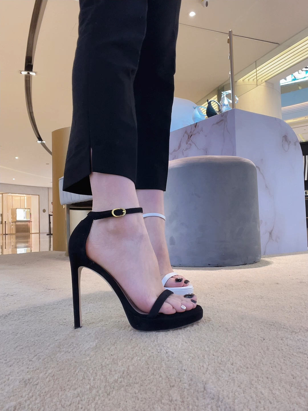 明星红毯造型必备 恨天高一字带凉鞋