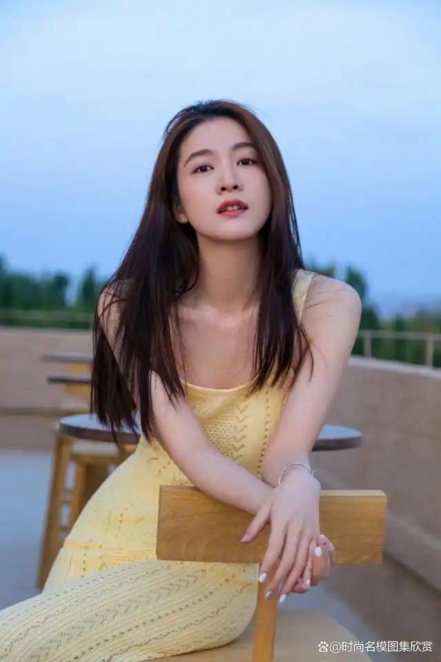 张雪迎转身回眸笑起来好温柔你是我用来描述青春的关键词