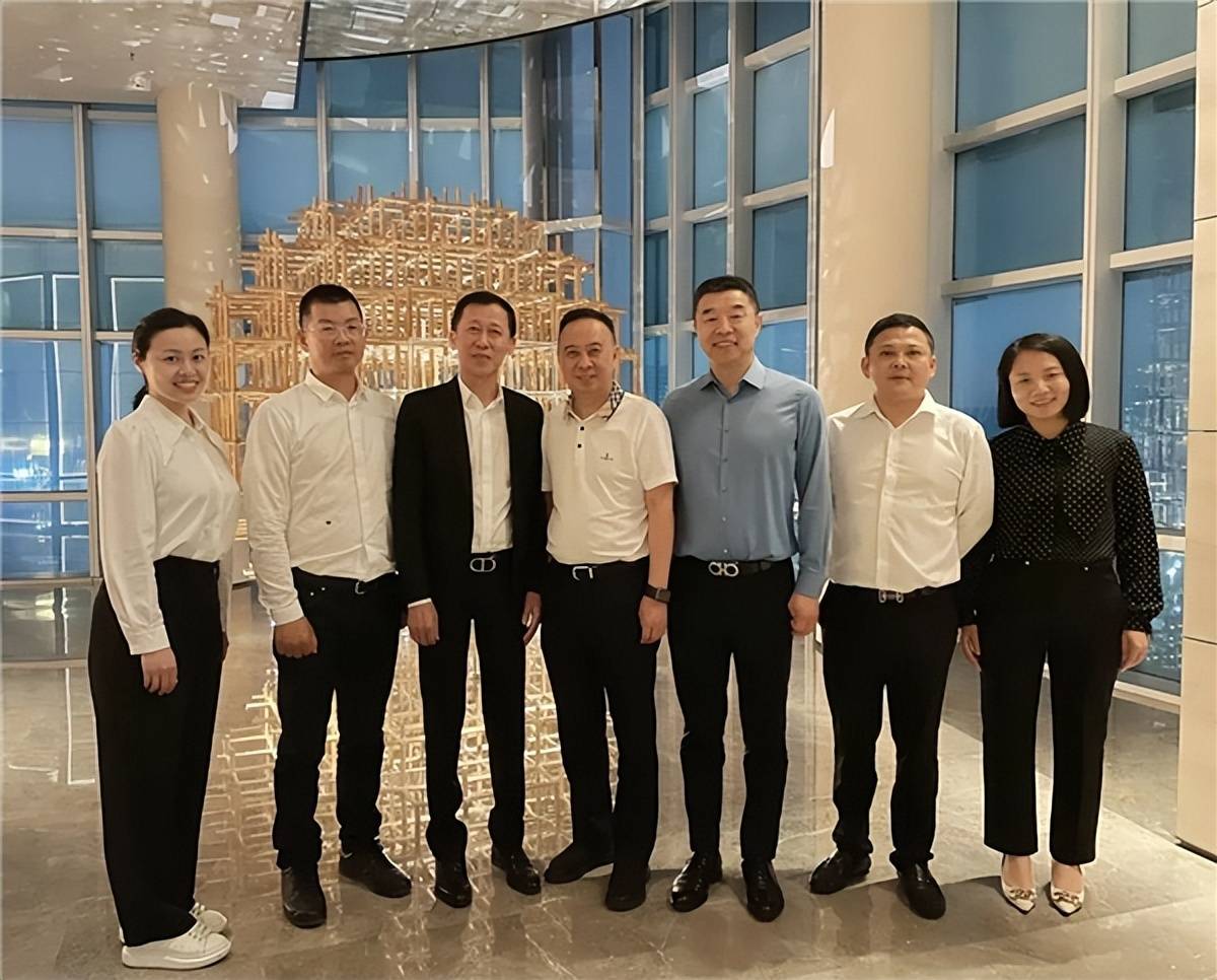 郎酒集团董事长汪俊林与深圳中洲集团有限公司总经理,董事长黄光亮5