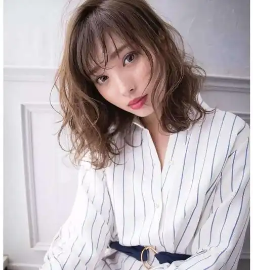 减龄女发型齐肩烫发(奔五的女人烫发更有气质)(11)