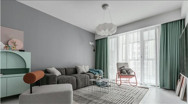 客厅用灰色的乳胶漆简单的做个背景