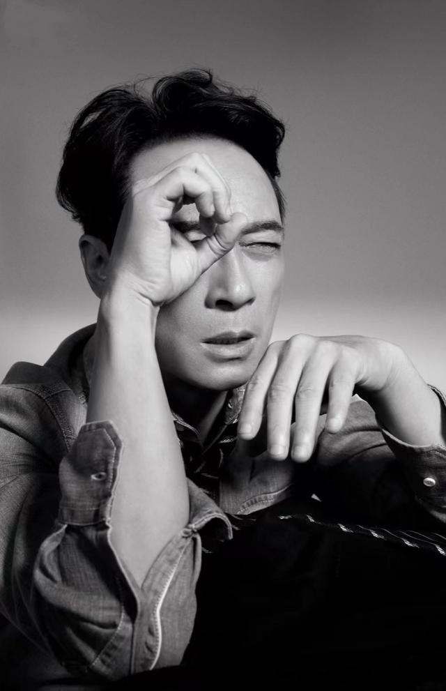 吴镇宇在电影《无间道2》里扮演倪永孝的角色,20年过去了,他的形象