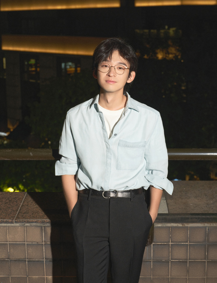 董子健超话街角光影交错,眼眸点缀星光.