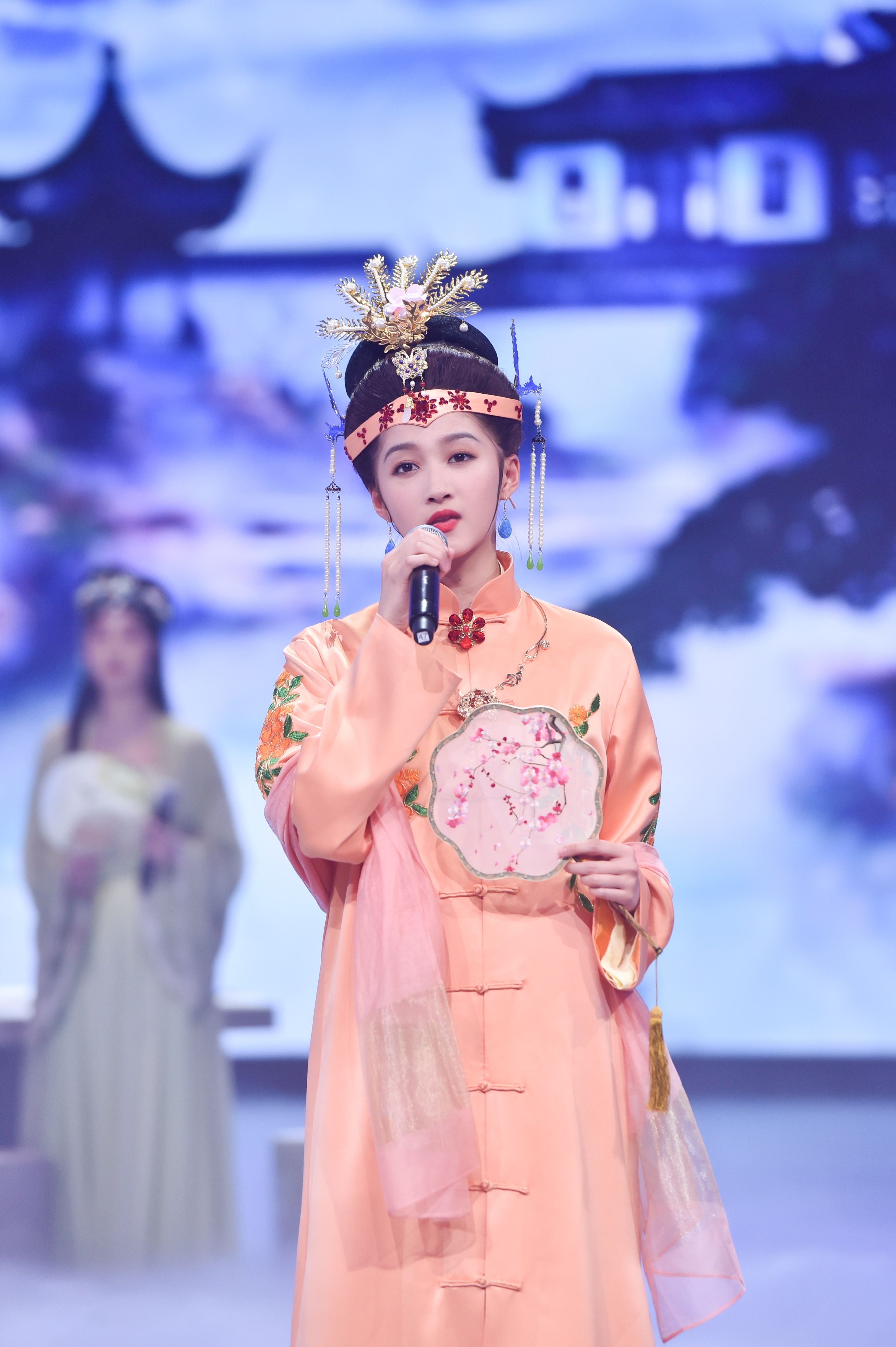 被关晓彤惊艳到了,《王牌对王牌》中扮演王熙凤温柔清新,真漂亮