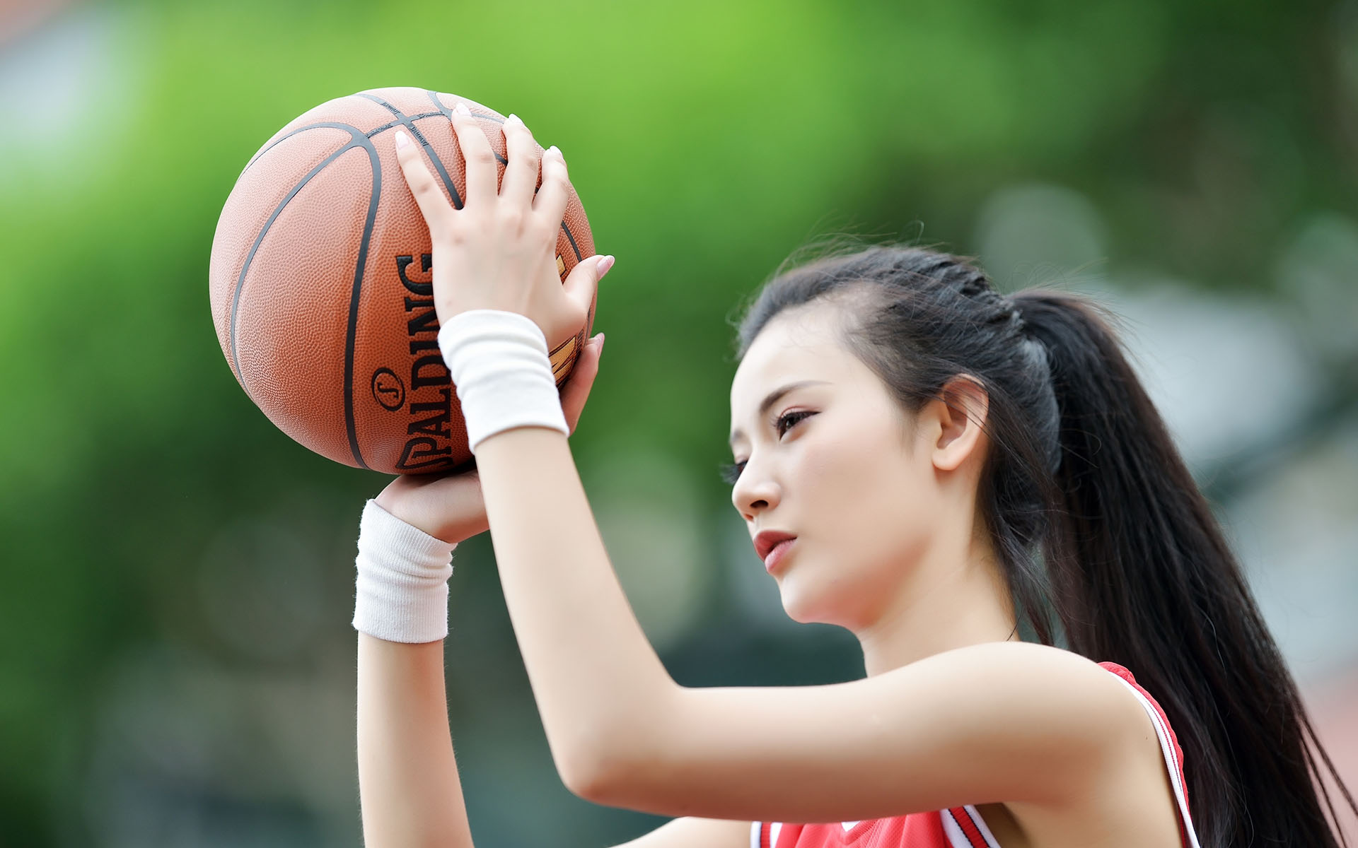 性感篮球美女球场高清桌面壁纸