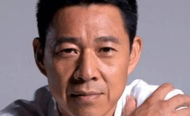 结语张丰毅已经是一个年过半百的明星,但从他的外表看,与他的真实年龄