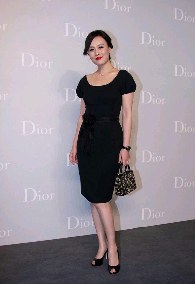 邬君梅有着饱满的身材骨架,穿上黑色修身连衣裙,既性感又很妖娆