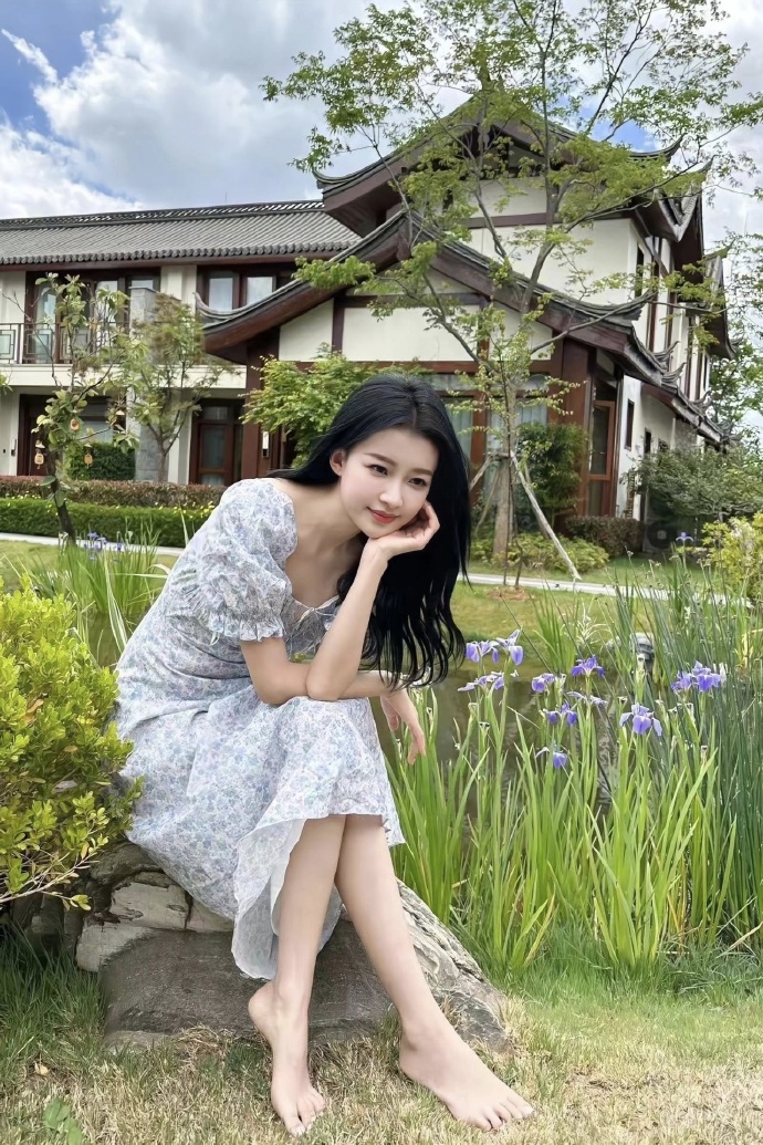 孙怡陪女儿骑自行车#早上好,发一些孙怡美美的照片