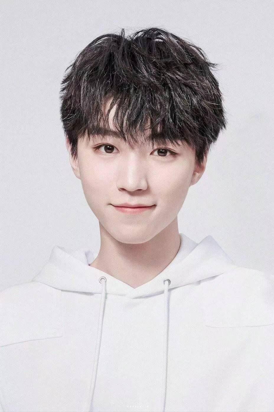 王俊凯帅气证件照来啦 快来收藏起来吧