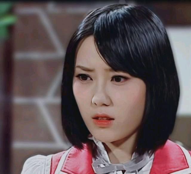 萌学园#"艾瑞克,你不要有事啊"乌克娜娜握着艾瑞克的手,担心地 ,""