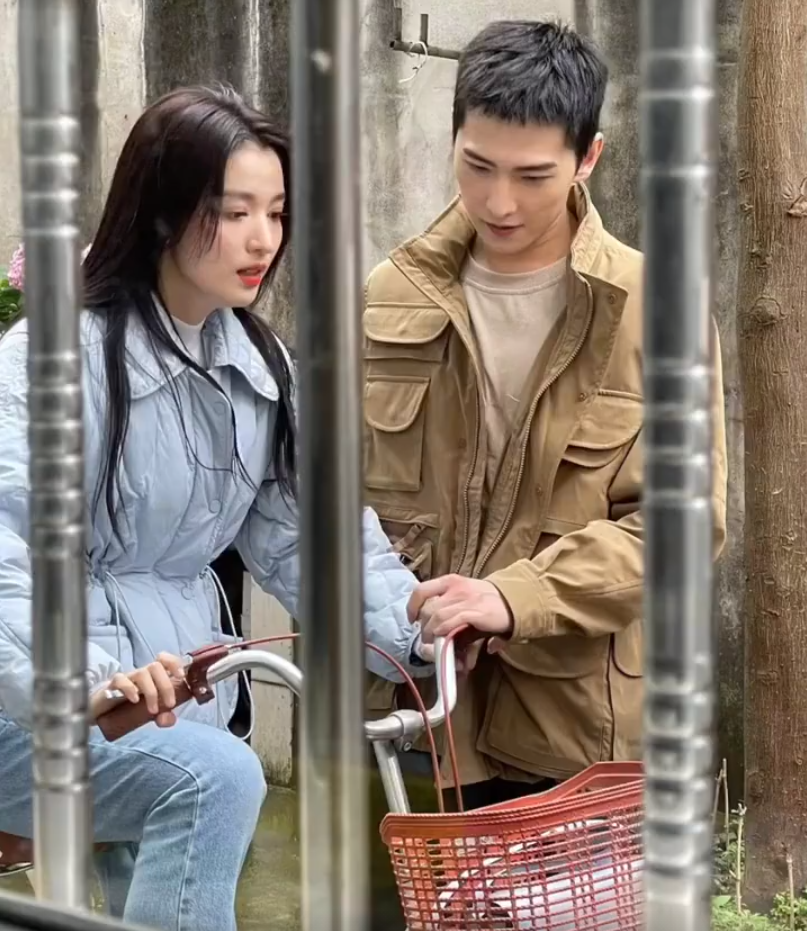 基本符合"二字顶流男星"这个条件,没女朋友,没老婆这一点也很贴合