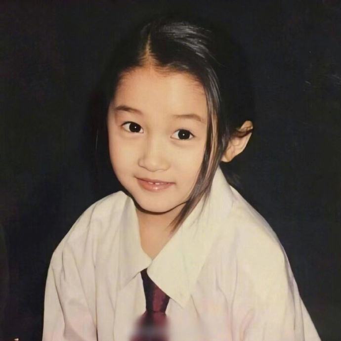 关晓彤幼儿时期童年照#关晓彤放出自己童年照片,这脸是平移了二十年