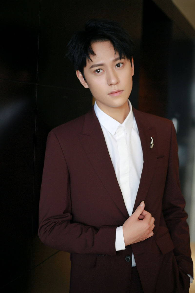 秦俊杰俊朗帅气西装写真图片