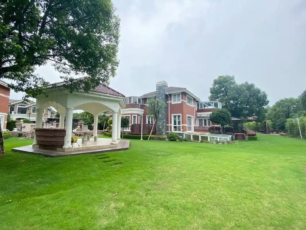 佘山银湖别墅二期 纯正北美草原风格 1.5亩超 - 抖音