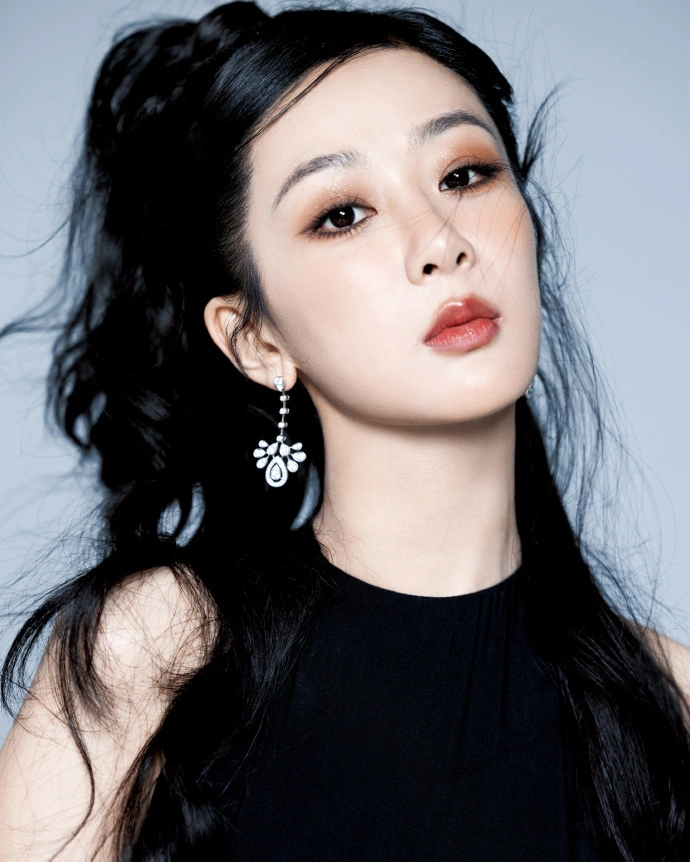 杨紫挑战新风格美拉德烟熏妆直播时透露长相思第二季更虐