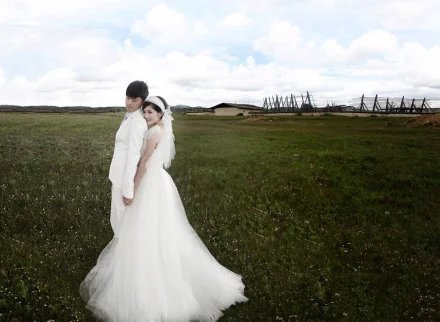 张杰晒与谢娜牵手照庆祝结婚十周年