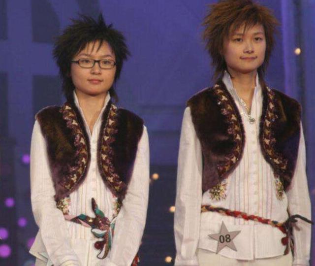 爷青回!李宇春晒与周笔畅合照,15年后超女冠亚军同框似姐妹