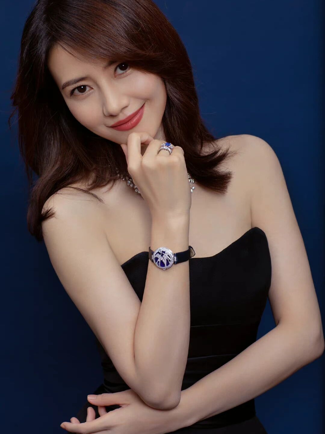 高圆圆穿黑色抹胸礼服裙真美,气质还是这么出众!