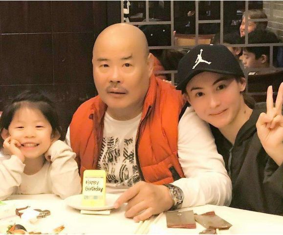 张柏芝提前陪父亲胡须勇过中秋一起玩积木仿佛回到小时候