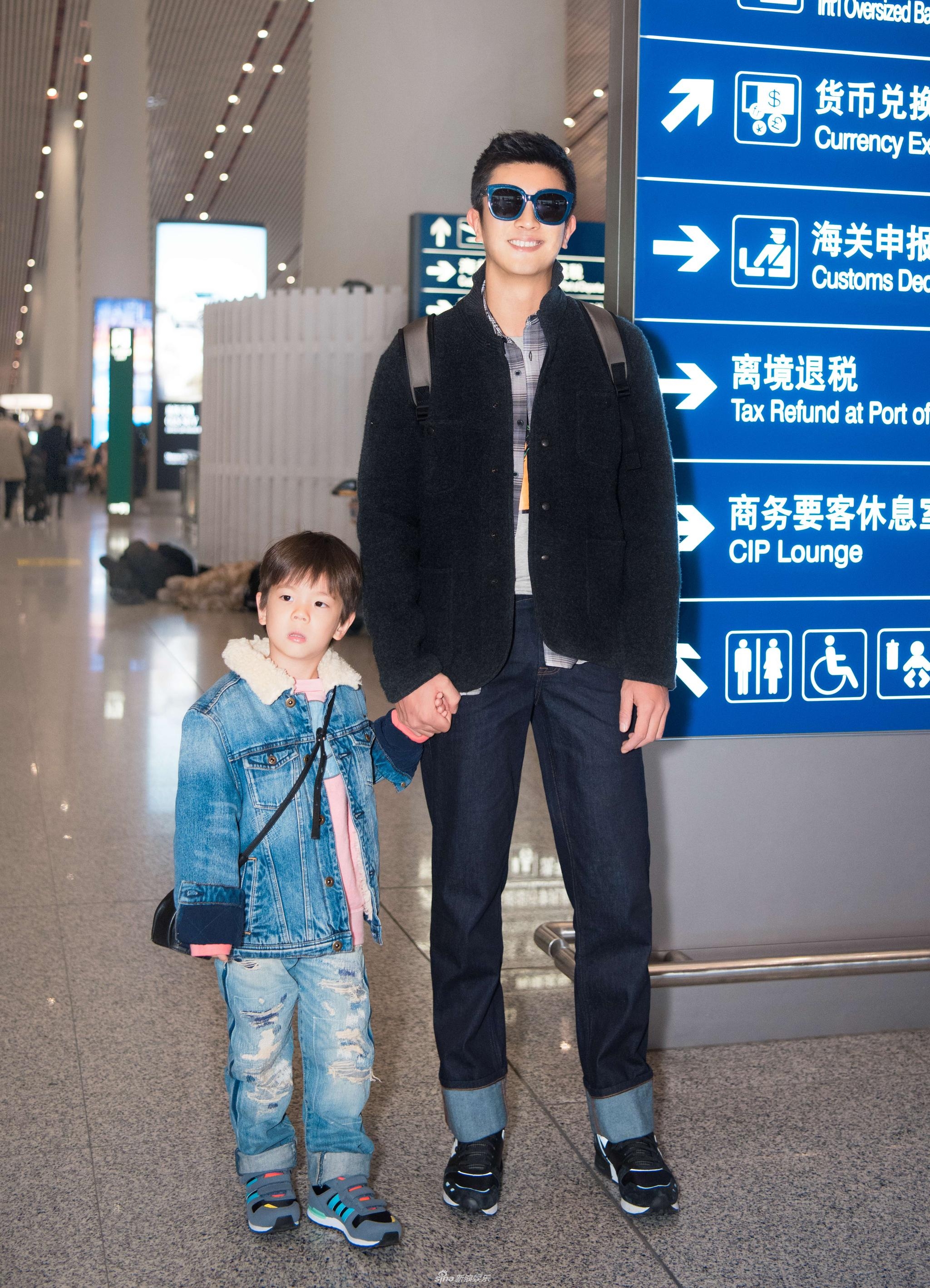 组图:杜江父子现身机场嗯哼仰头走路超霸气 对镜比v表情淡定