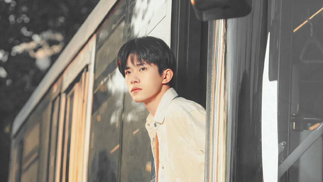 四字弟弟易烊千玺天资聪慧,4岁时就参与北京电视台第8频道《才艺训练