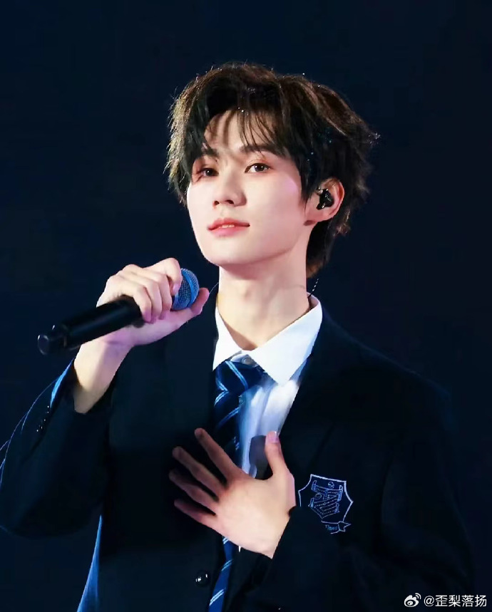 or rainy, i am waiting for you 风里雨里,我在等你张真源@时代少年