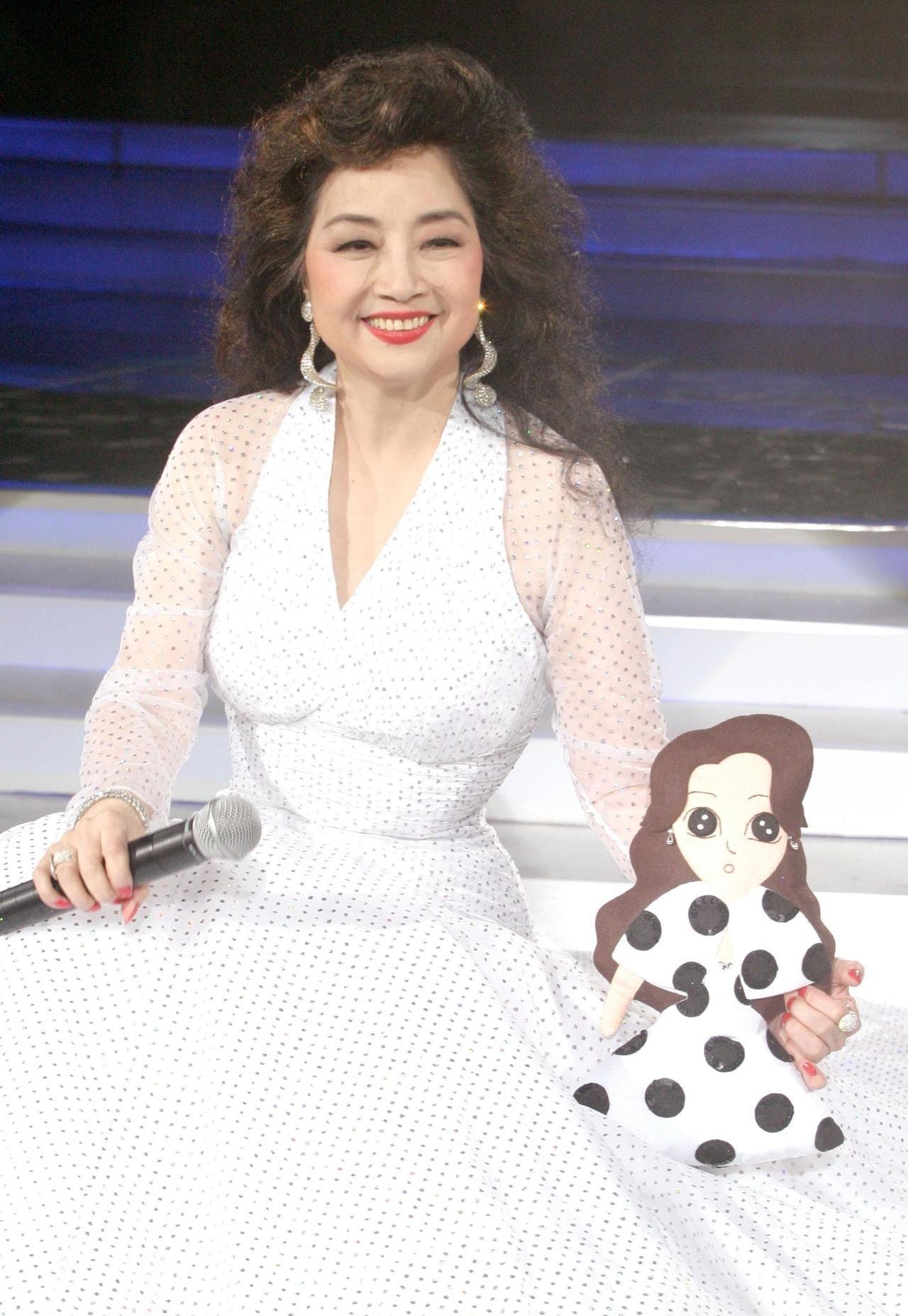 75岁徐小凤近况,现身街头,就是普通老太婆,但气质就是不同凡响_香港