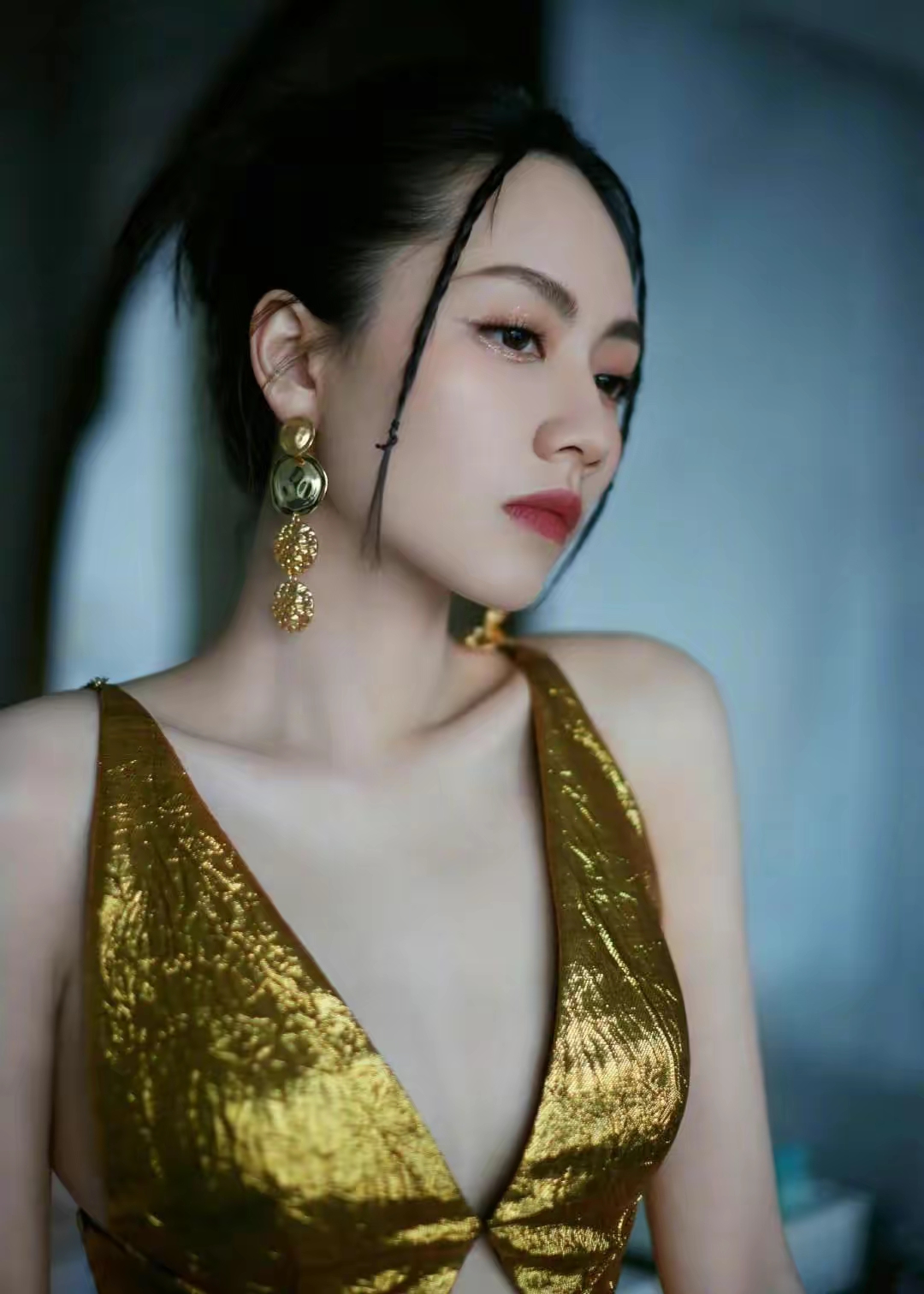 女歌星刘惜君晒新写真,身穿鎏金深v长裙,明艳照人中略带感性  近日,女