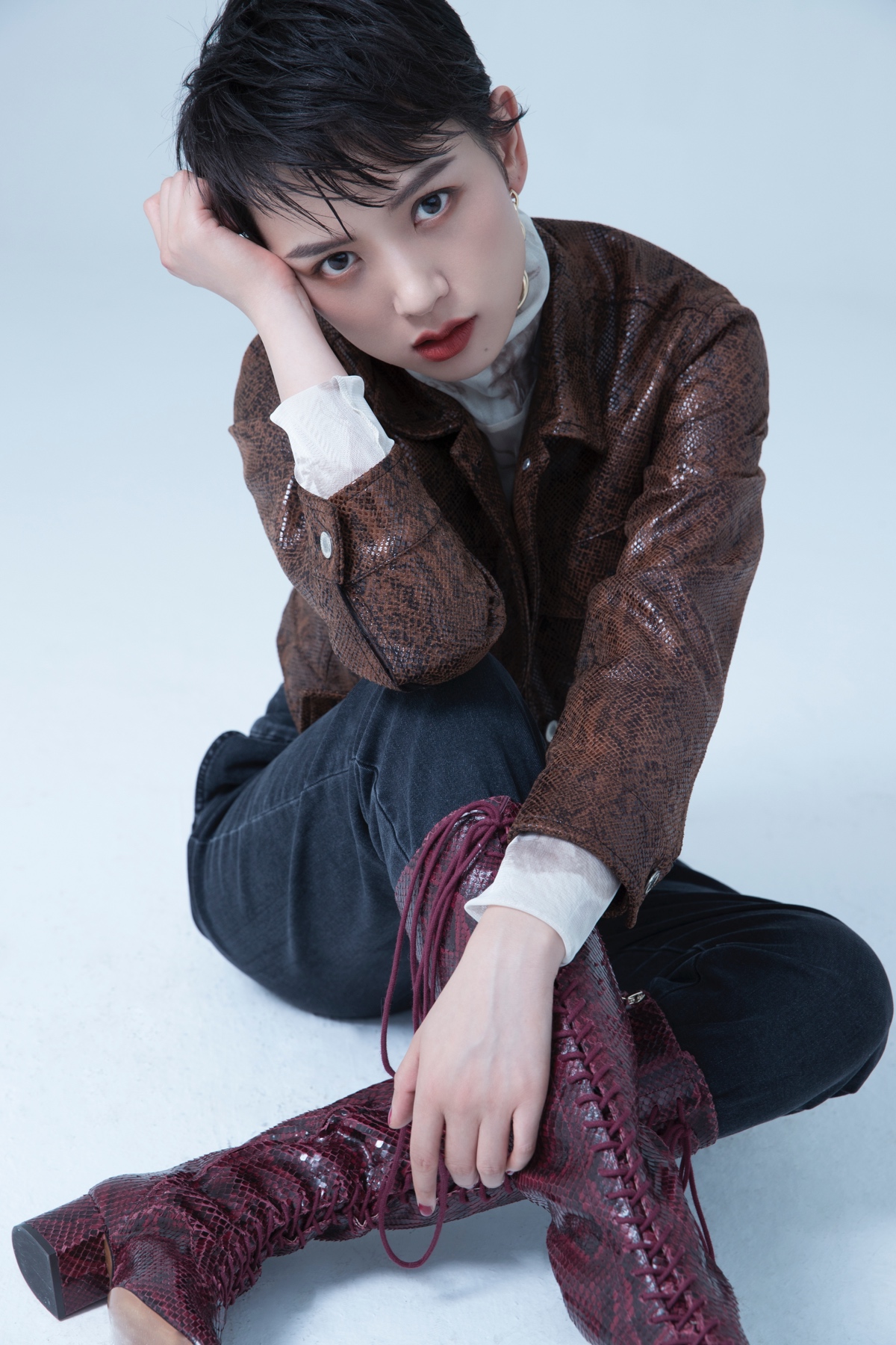 李晓峰冬日写真曝光 锁链耳饰尽显时尚态度